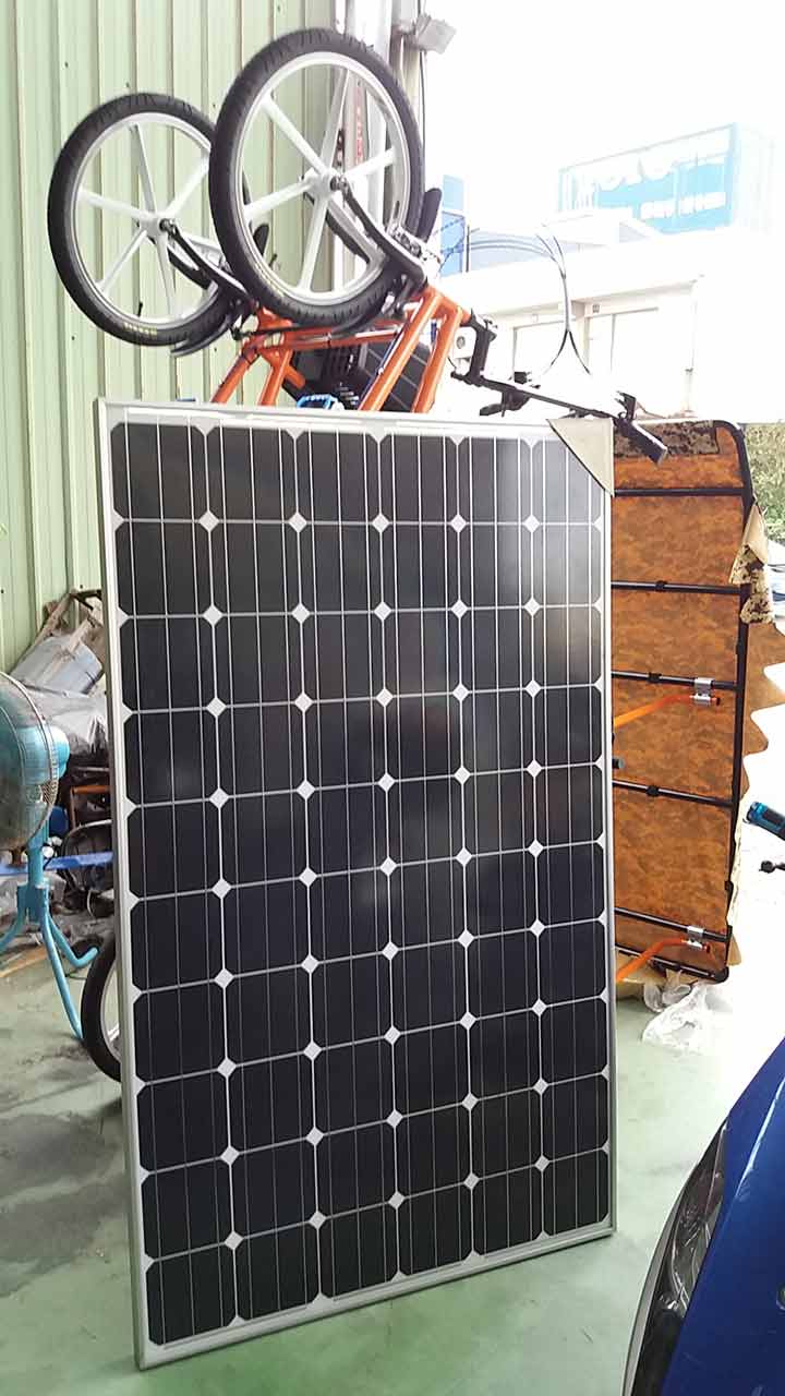 太陽電池パネル付きサレーバイク